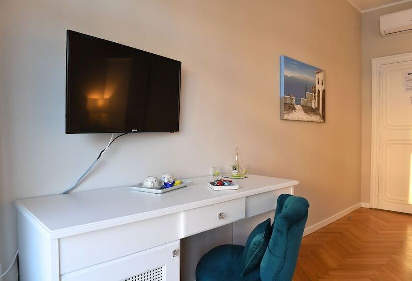 اتاق لوکس با بالکن و چشمانداز دریا, Attico 195