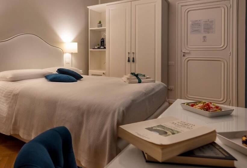 اتاق لوکس با بالکن و چشمانداز دریا, Attico 195