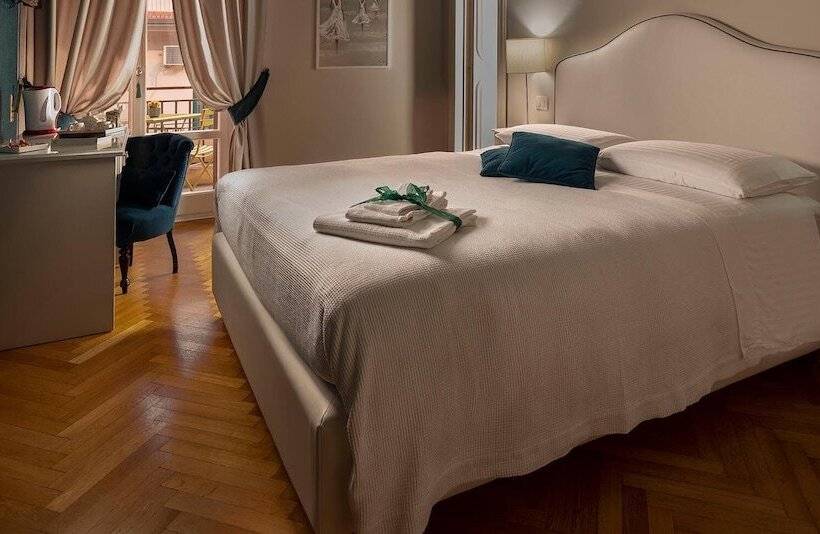 اتاق لوکس با بالکن و چشمانداز دریا, Attico 195