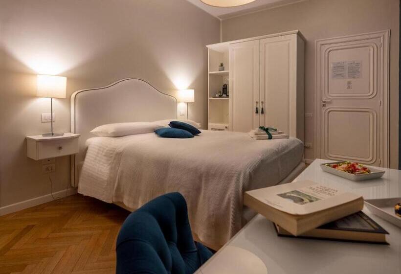 اتاق لوکس با بالکن و چشمانداز دریا, Attico 195