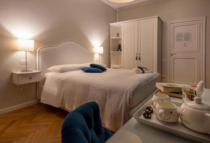 اتاق لوکس با بالکن و چشمانداز دریا, Attico 195