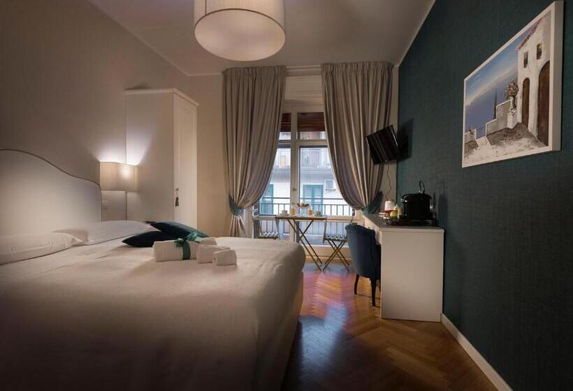 اتاق لوکس با بالکن و چشمانداز دریا, Attico 195