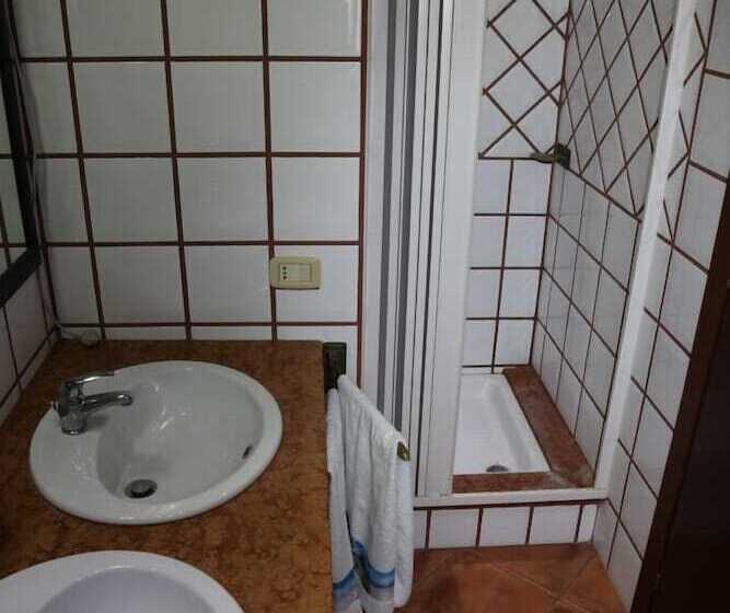 חדר דלוקס, Aurelio Rapillo