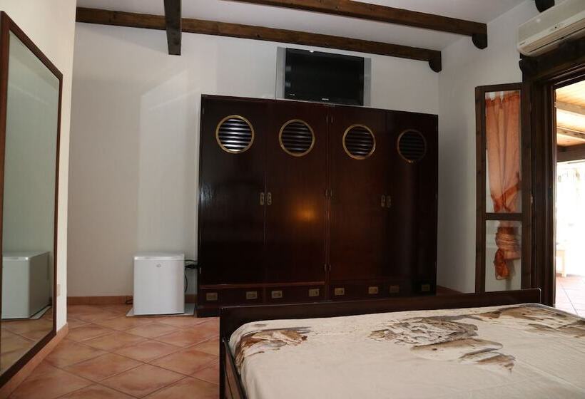 חדר דלוקס, Aurelio Rapillo