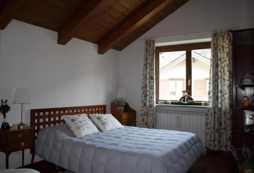 バスルーム共有のトリプルスタンダード, Trilly Bed & Breakfast