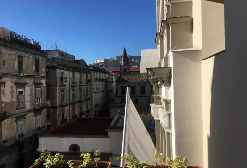 ファミリールーム, Neapolis