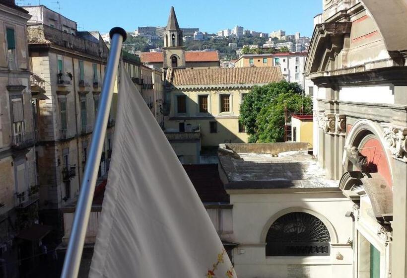 Family Room, Neapolis