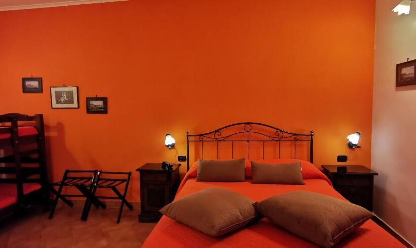 Family Room, Neapolis