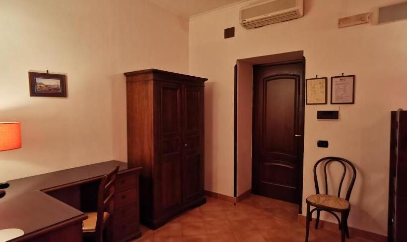 Family Room, Neapolis