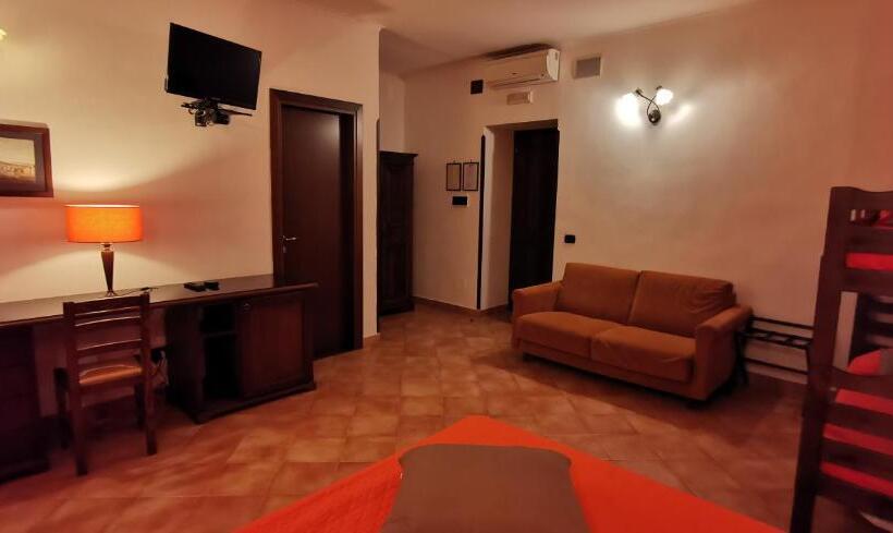 Habitació Triple Estàndard, Neapolis