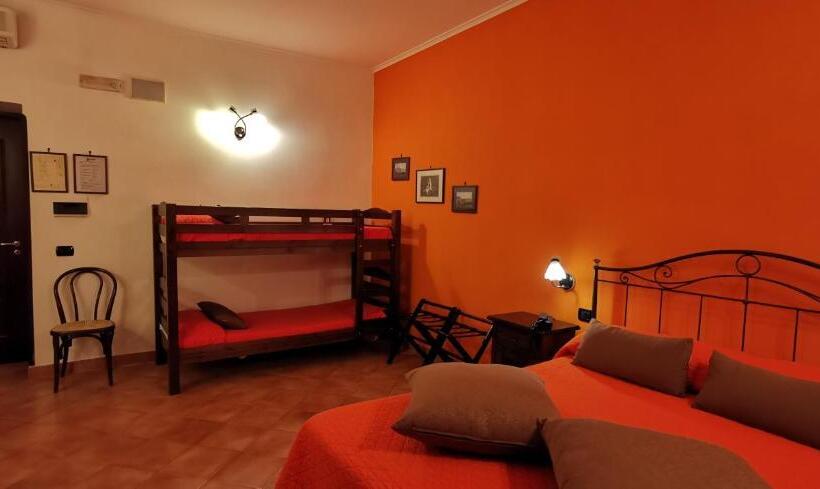 Family Room, Neapolis