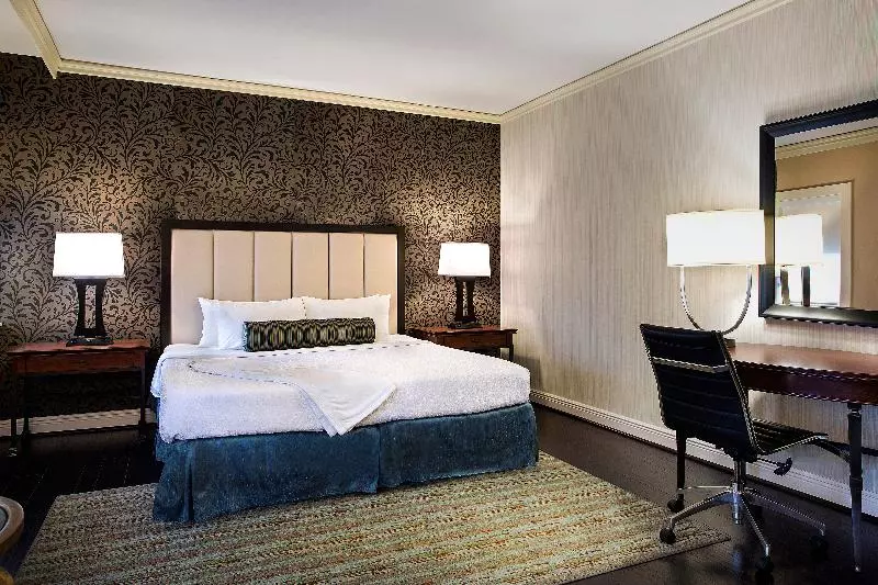 اتاق اجرایی با تخت بزرگ, The Whitehall Houston