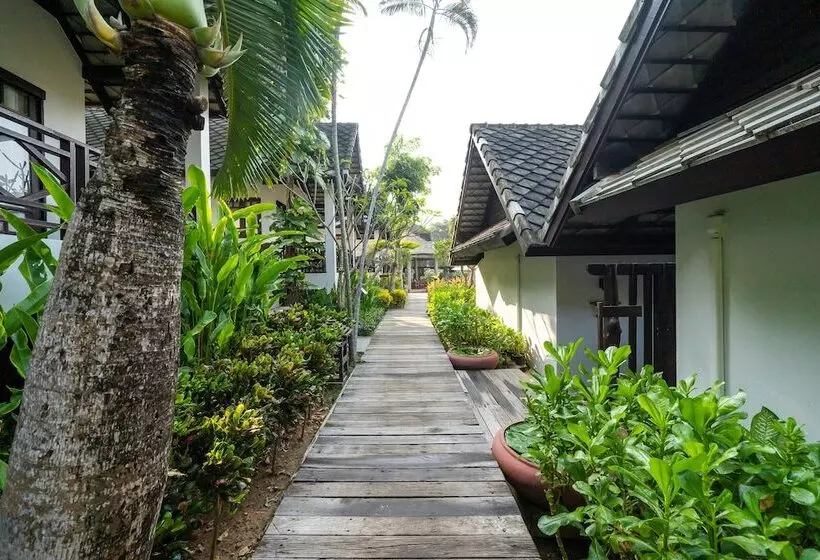 کلبه دلوکس, Ao Prao Resort