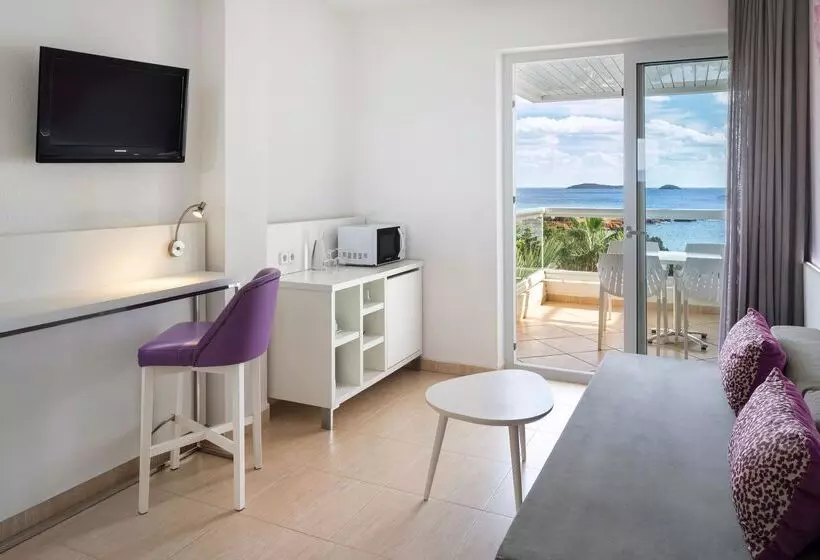 سوییت با چشم‌انداز دریا, Tropic Garden Hotel Apartments