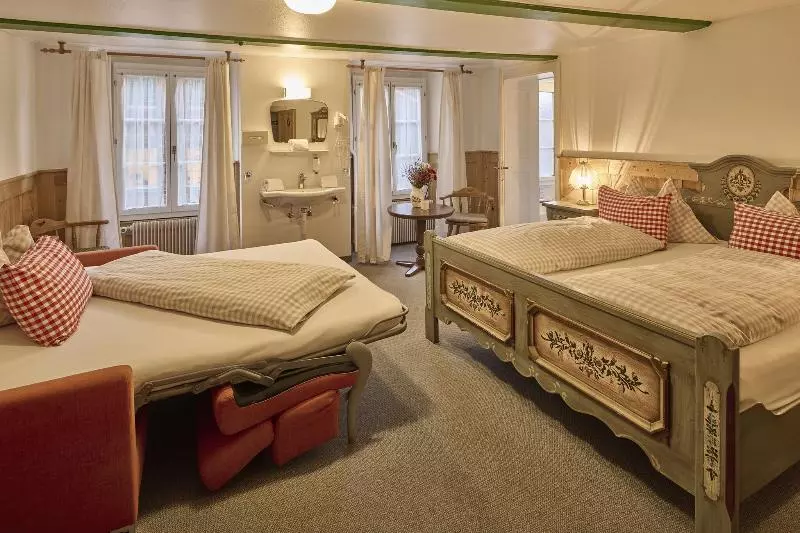Standard Neljän Hengen Huone, Baeren Hotel, The Bear Inn