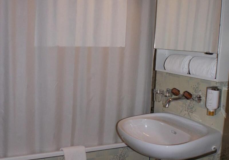 スタンダード４人部屋, Baeren Hotel, The Bear Inn