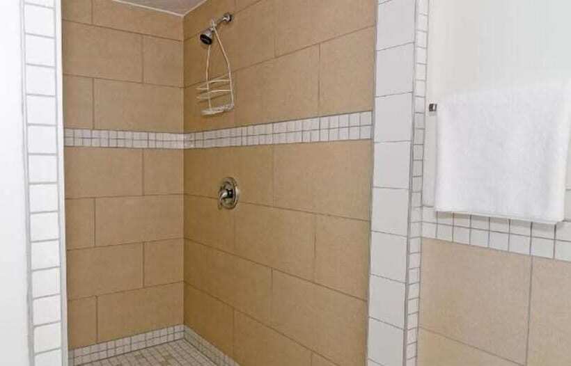 غرفه قياسيه سريرين مزدوجين, Coastal Inn Kingfisher