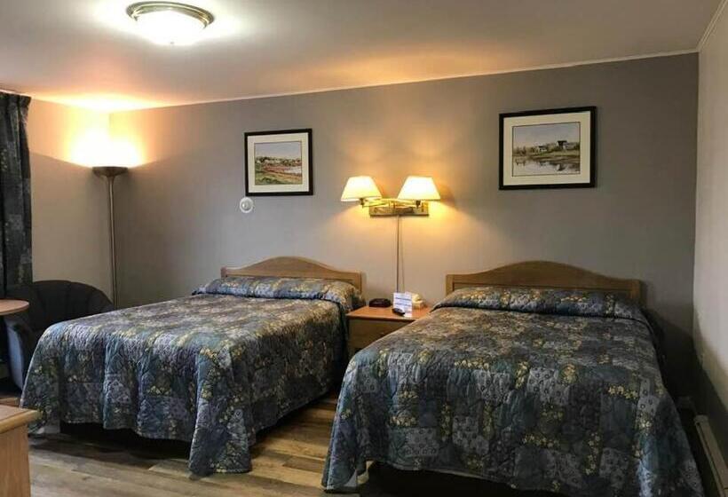 带2个双人床的标准工作室, Coastal Inn   Kingfisher