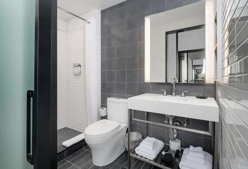 带特大床的标准间, Millennium Hilton New York One Un Plaza