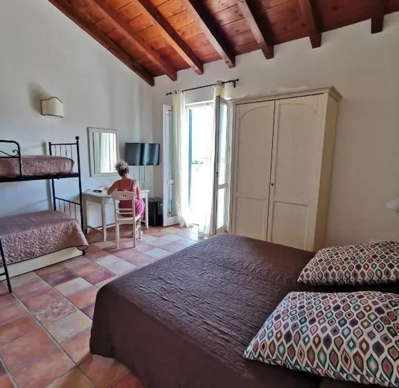 Standard Neljän Hengen Huone, Azienda Agrituristica Baglio Carta