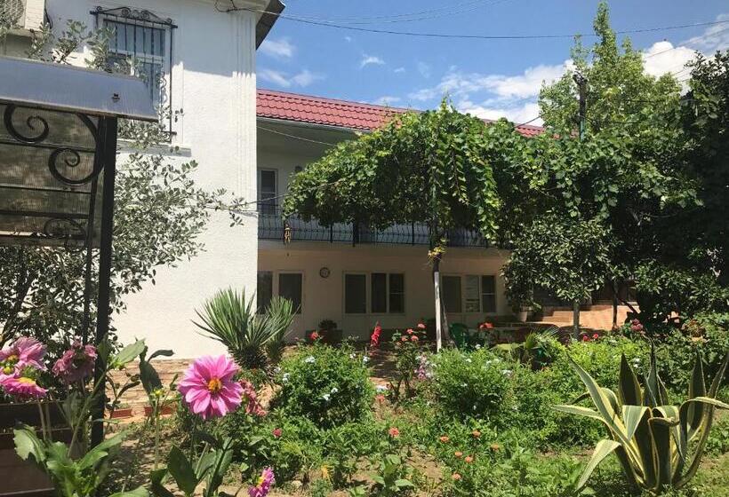 Economy Triple Room, Guest House On Demerjipa