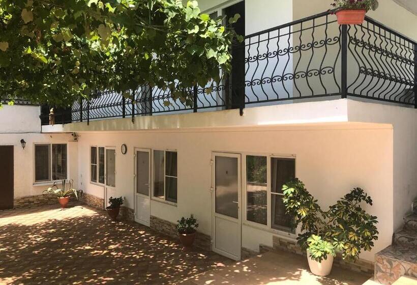 Economy Triple Room, Guest House On Demerjipa