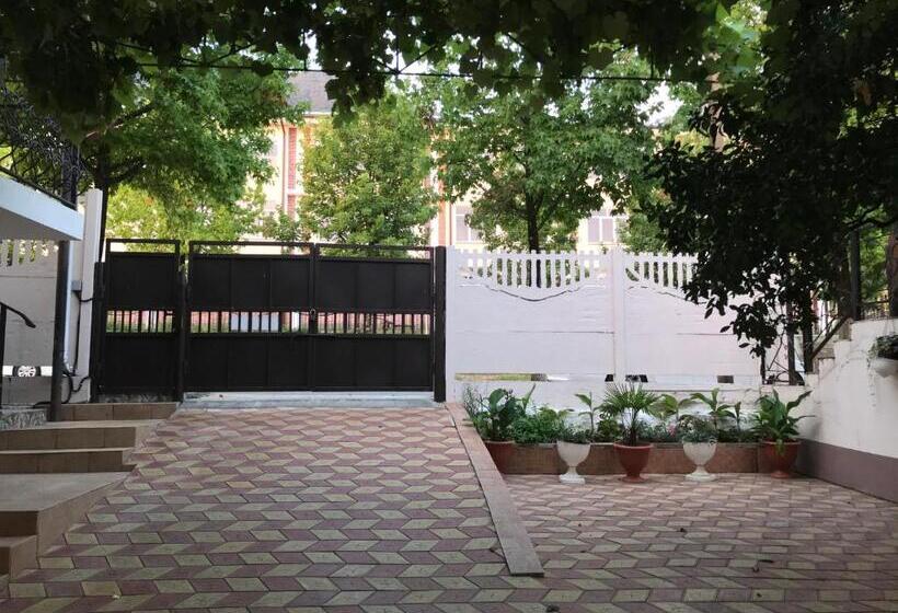 اتاق خانوادگی, Guest House On Demerjipa