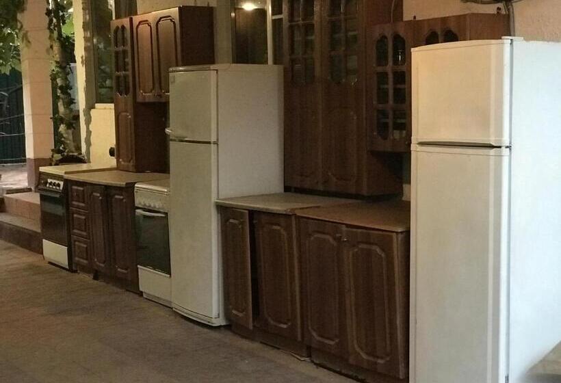 اتاق خانوادگی, Guest House On Demerjipa