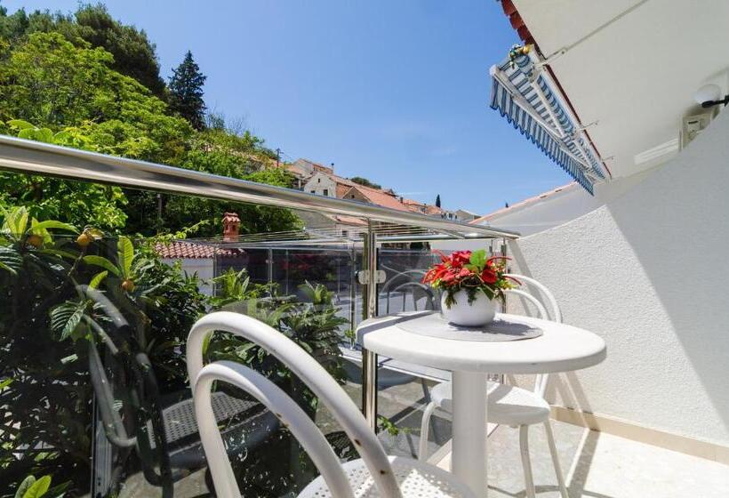 غرفة قياسية مزودة بشرفة مطلة على الحديقة, Rooms & Apartments Barišić