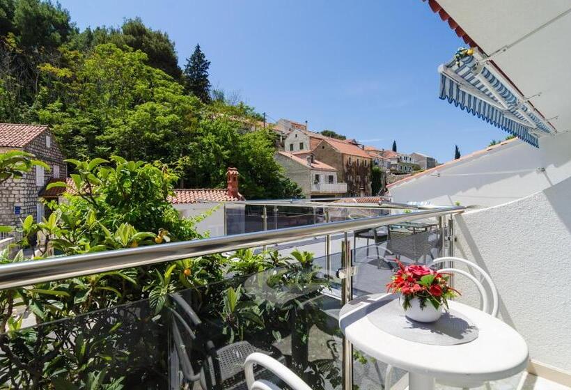 غرفة قياسية مزودة بشرفة مطلة على الحديقة, Rooms & Apartments Barišić