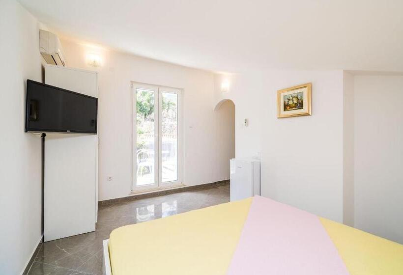 غرفة قياسية مزودة بشرفة مطلة على الحديقة, Rooms & Apartments Barišić