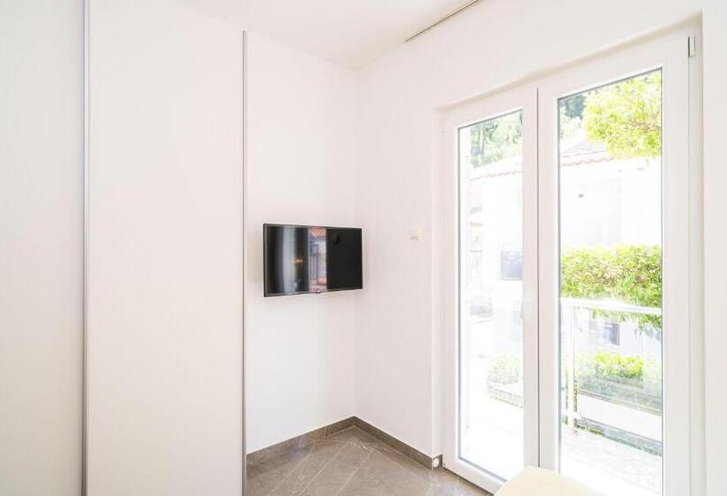 شقة غرفة واحدة مطلة على الحديقة, Rooms & Apartments Barišić