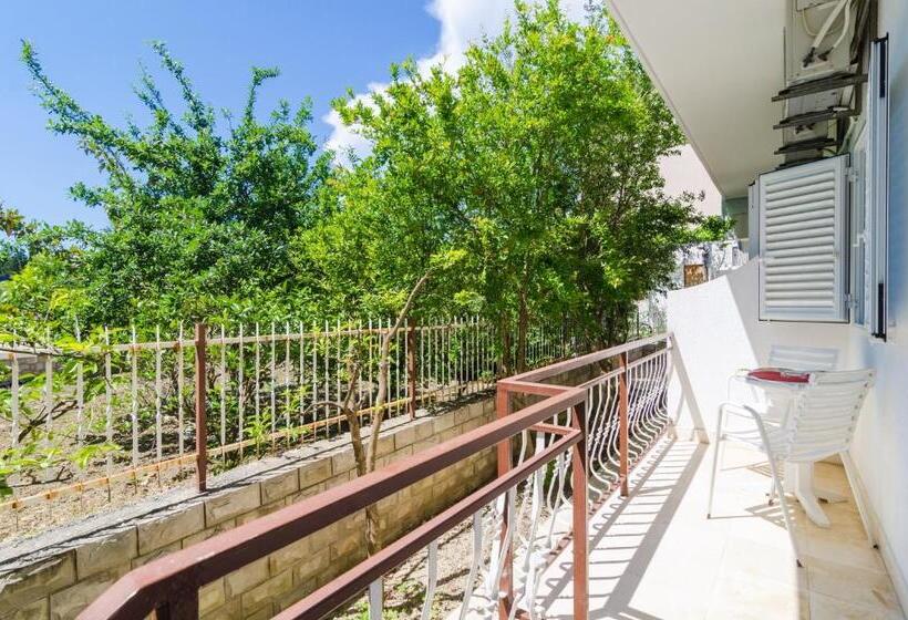 Студио Стандарт Вид на Сад, Rooms & Apartments Barišić