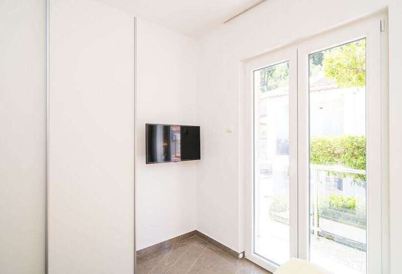 شقة غرفة واحدة مطلة على الحديقة, Rooms & Apartments Barišić