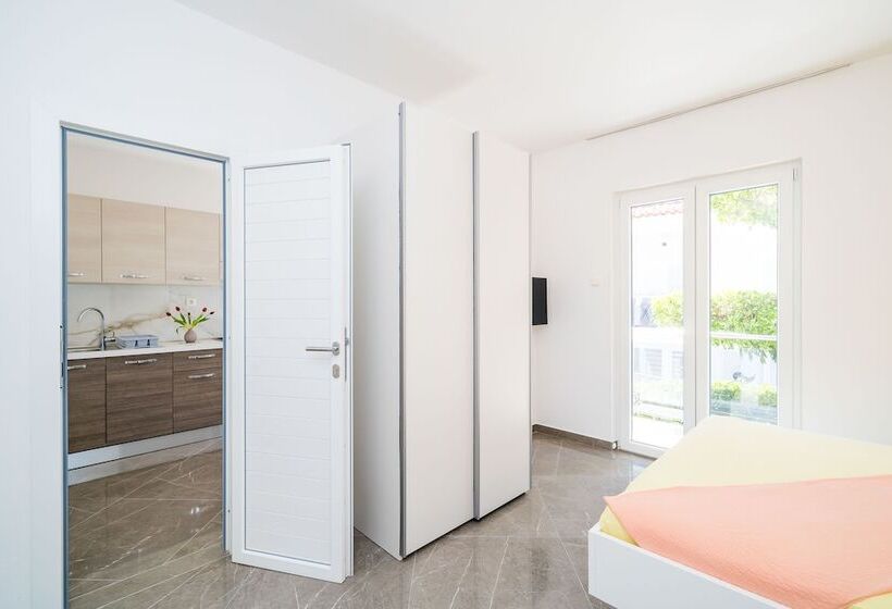 شقة غرفة واحدة مطلة على الحديقة, Rooms & Apartments Barišić