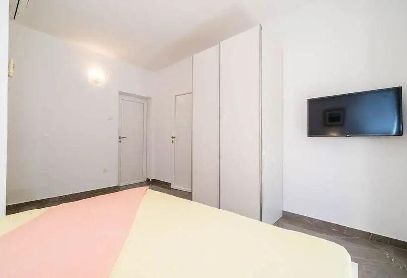庭の見える１ベッドルームアパートメント, Rooms & Apartments Barišić