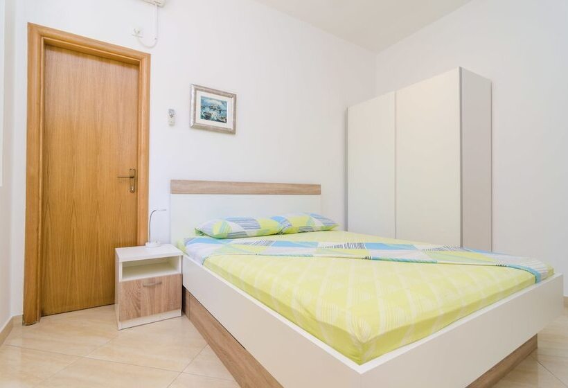 Студио Стандарт Вид на Сад, Rooms & Apartments Barišić