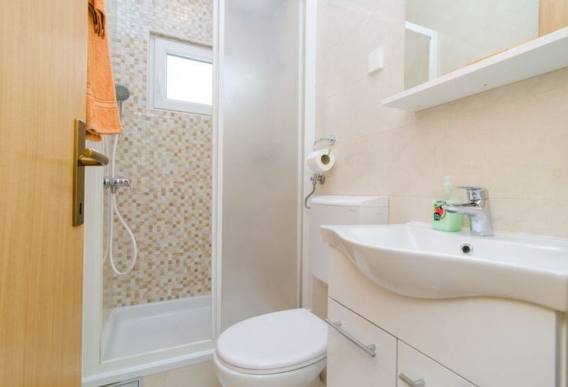Студио Стандарт Вид на Сад, Rooms & Apartments Barišić
