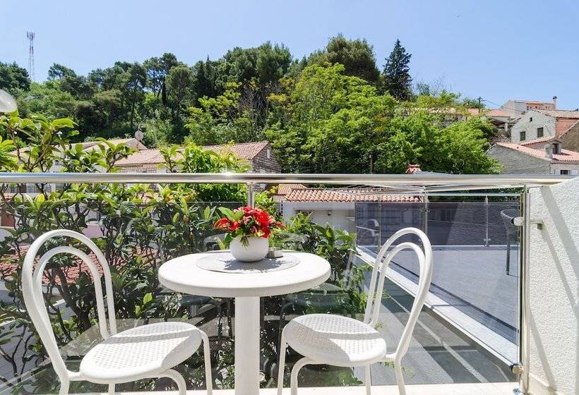 غرفة قياسية مزودة بشرفة مطلة على الحديقة, Rooms & Apartments Barišić