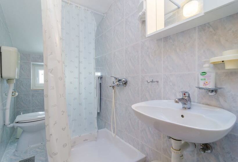 غرفة قياسية مزودة بشرفة مطلة على الحديقة, Rooms & Apartments Barišić