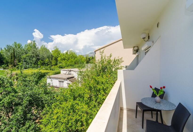 غرفة قياسية مزودة بشرفة مطلة على الحديقة, Rooms & Apartments Barišić