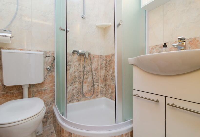 غرفة قياسية مزودة بشرفة مطلة على الحديقة, Rooms & Apartments Barišić