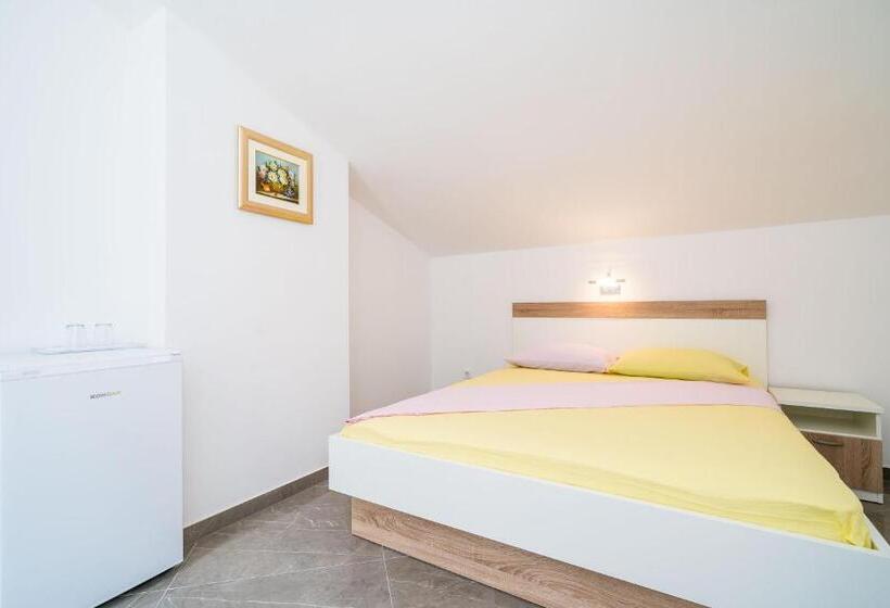 غرفة قياسية مزودة بشرفة مطلة على الحديقة, Rooms & Apartments Barišić