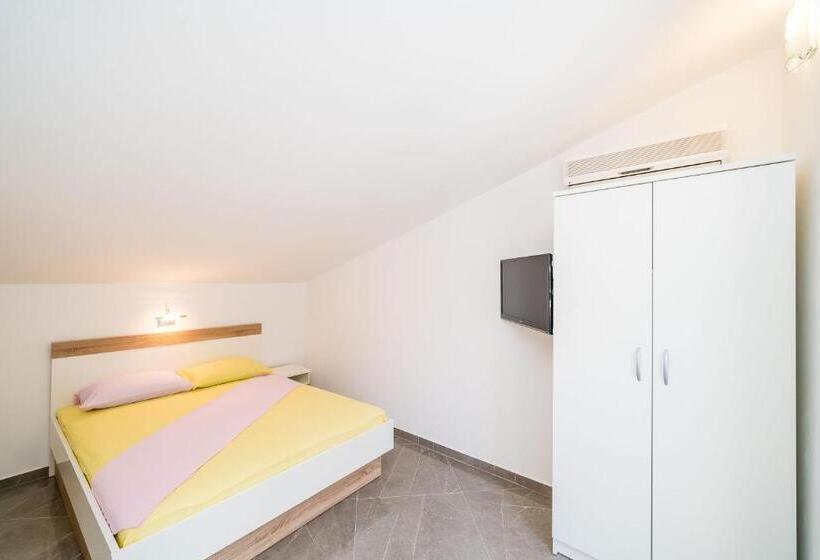 Номер Стандарт с Балконом Вид на Сад, Rooms & Apartments Barišić