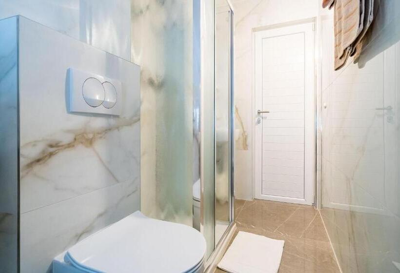 غرفة قياسية مزودة بشرفة مطلة على الحديقة, Rooms & Apartments Barišić