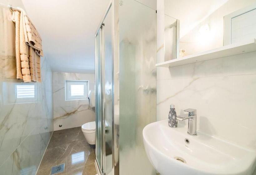 غرفة قياسية مزودة بشرفة مطلة على الحديقة, Rooms & Apartments Barišić