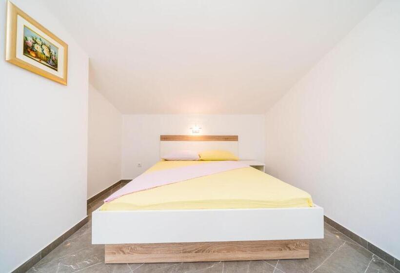 غرفة قياسية مزودة بشرفة مطلة على الحديقة, Rooms & Apartments Barišić