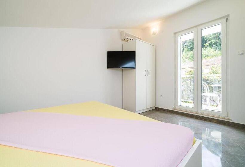 Номер Стандарт с Балконом Вид на Сад, Rooms & Apartments Barišić