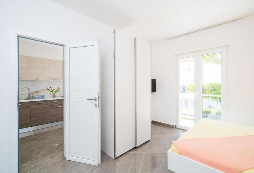 شقة غرفة واحدة مطلة على الحديقة, Rooms & Apartments Barišić