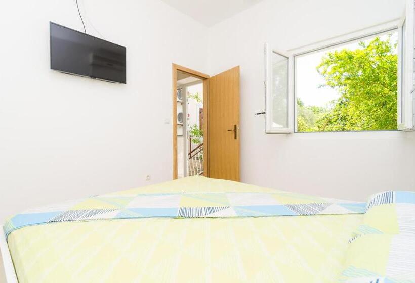 Студио Стандарт Вид на Сад, Rooms & Apartments Barišić